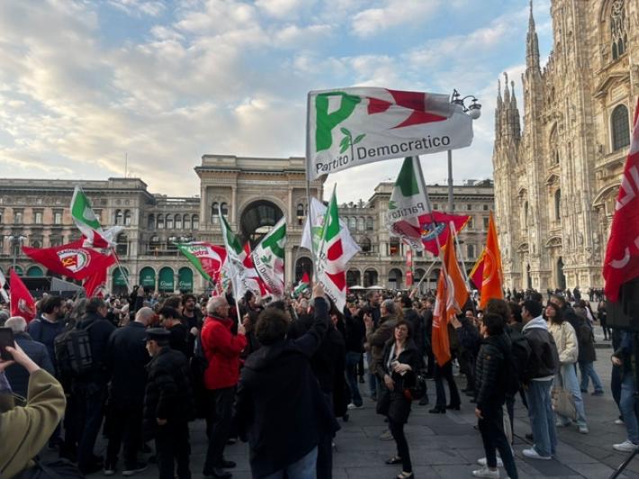 A Milano centrosinistra, Cgil e Anpi festeggiano il No in piazza Duomo
