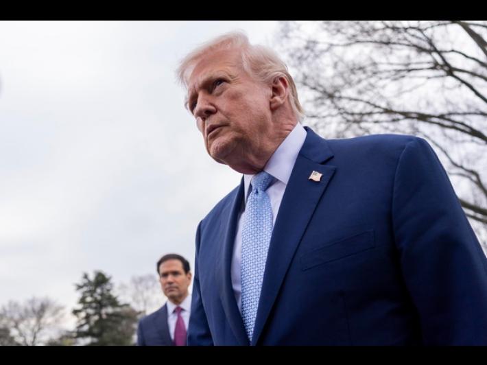 Trump, '&egrave; in corso un cambio di regime in Iran'