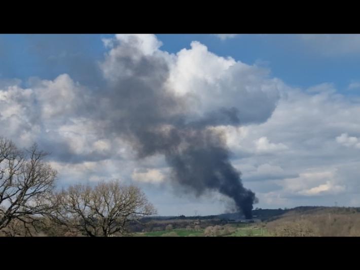 Incendio in una fabbrica di plastica nel Viterbese, pompieri al lavoro