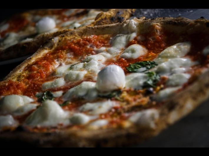 Ordina pizza ai vigili e scatta il codice rosso, ma era in difficolt&agrave; economica