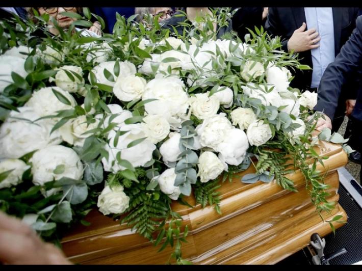 Il sacerdote ai funerali Valentina, 'amare non significa possedere'