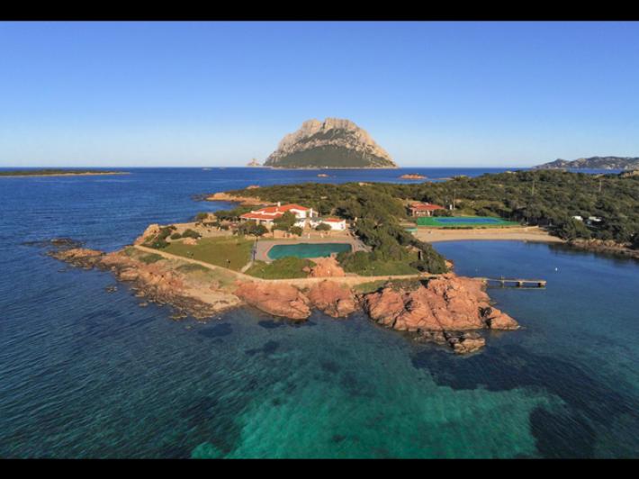 Villa storica davanti all'isola di Tavolara venduta a 10 milioni di euro