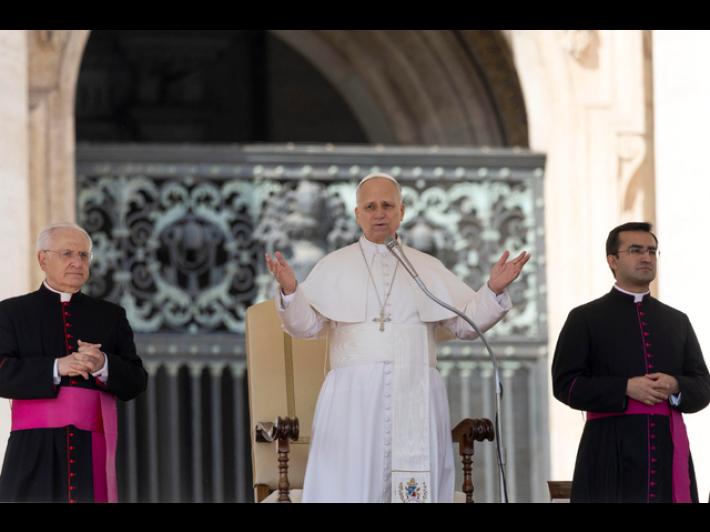 Il Papa, 'viviamo un tempo segnato dalla follia della guerra'