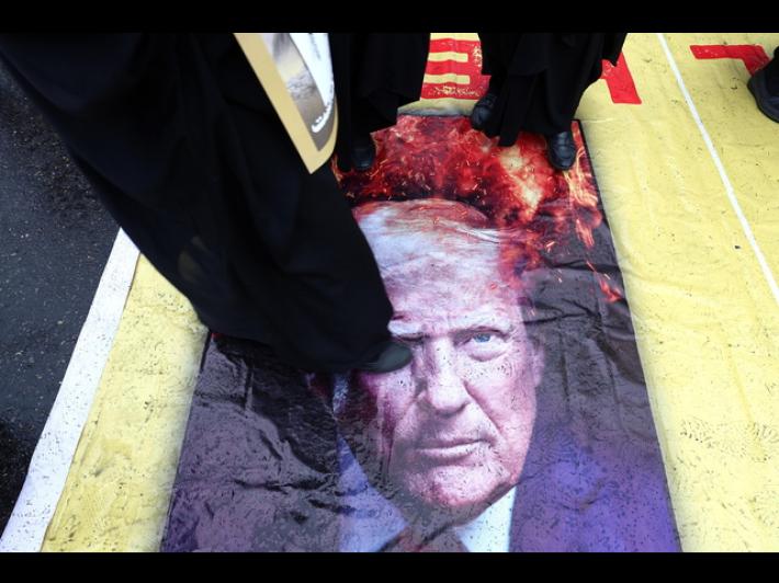 Iran deride Trump, 'siete cos&igrave; nei guai che negoziate con voi stessi'