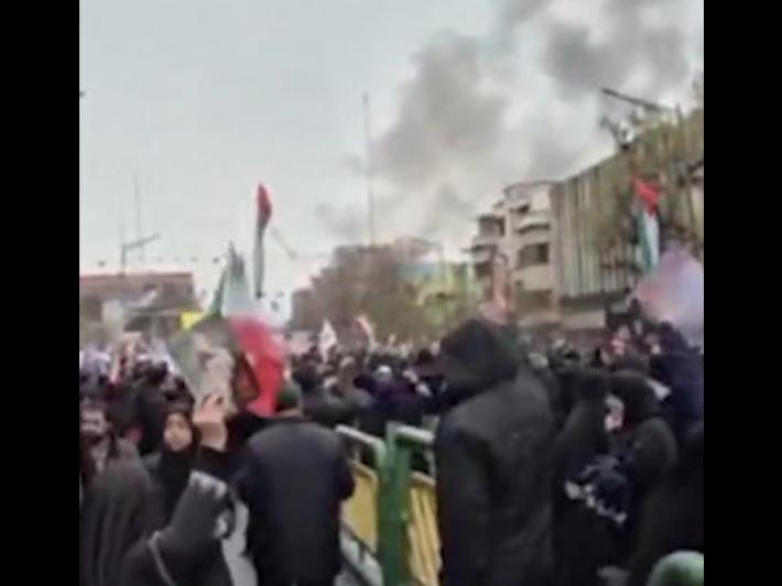 'La vita a Teheran tra le macerie e il terrore di un'invasione'