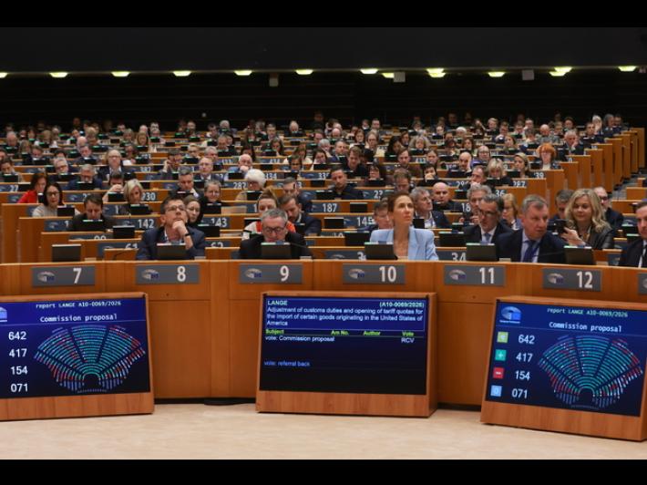 Primo via libera dal Pe al rinvio dell'AI Act e divieto deepfake sessuali