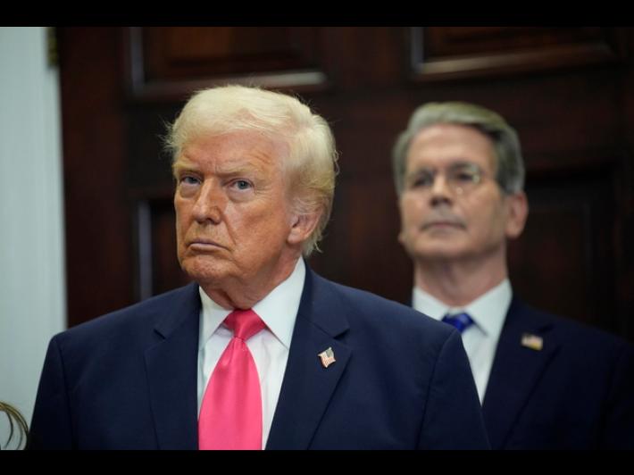 La firma di Trump sui dollari, la prima volta di un presidente in carica