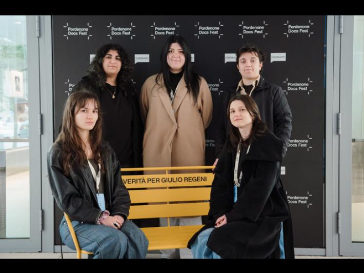Regeni: una panchina gialla obliqua al Pordenone Docs Fest