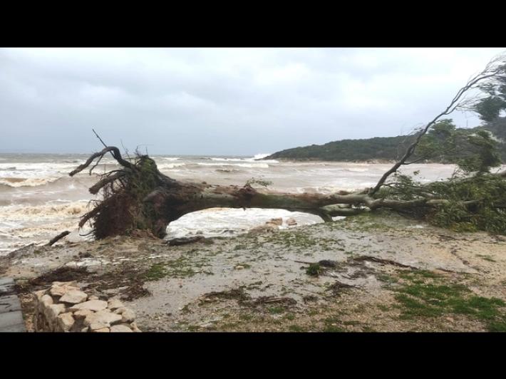 Neve, onde fino a 10 metri e venti di burrasca, &egrave; colpo di coda dell'inverno