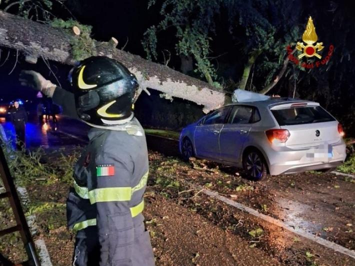 Emilia-Romagna sferzata dal vento, oltre cento interventi dei pompieri