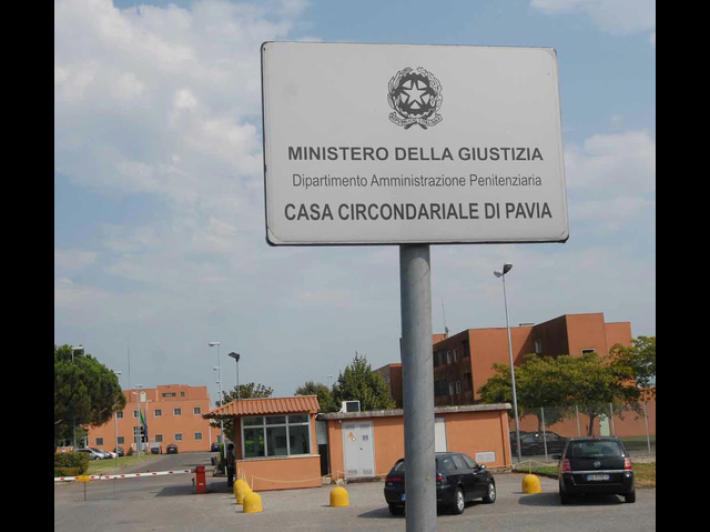 Rivolta nel carcere di Pavia, detenuti appiccano il fuoco nelle celle