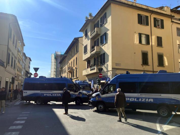 Manifestanti davanti a nuova sede di Futuro Nazionale a Firenze