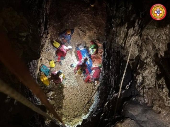 Soccorsa speleologa infortunata a 100 metri di profondit&agrave; nello spoletino