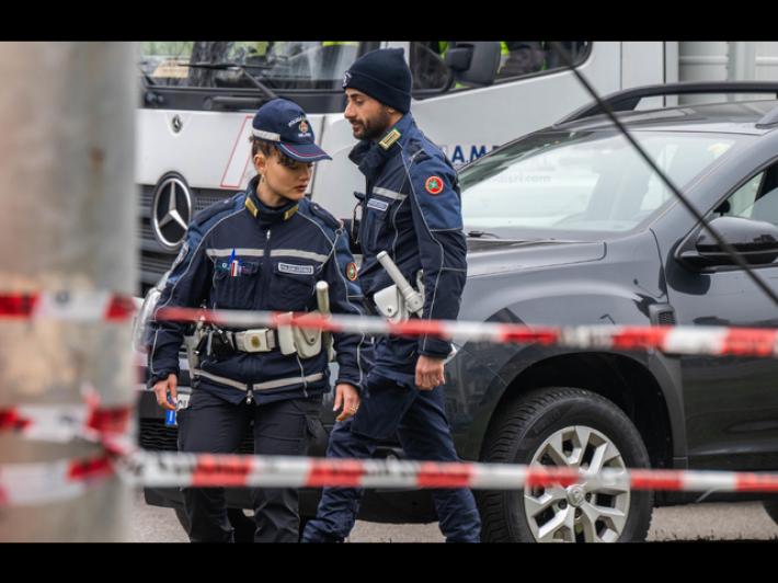 Finisce con una Porsche contro auto in sosta, morto 21enne a Milano
