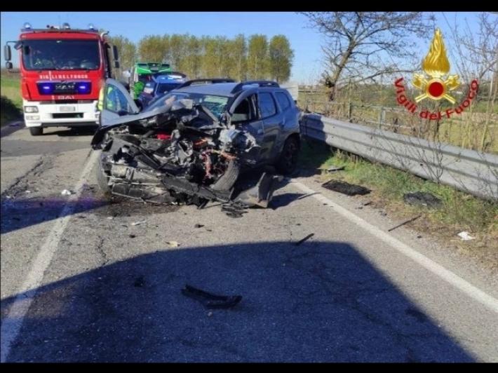 Scontro tra auto e scuolabus nel Pavese, feriti i due conducenti