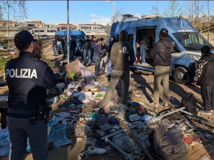 Polizia al parco Sempione di Torino, operazione contro il degrado