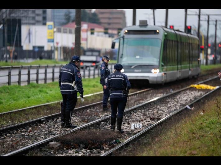Turista incastrata nella porta di un tram e trascinata a Milano