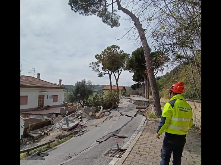 Frana Silvi, tregua fragile: 32 sfollati, otto edifici coinvolti