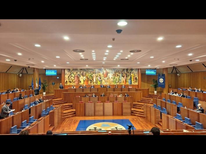 Calabria, clima rovente in Consiglio, passa la legge sui sottosegretari