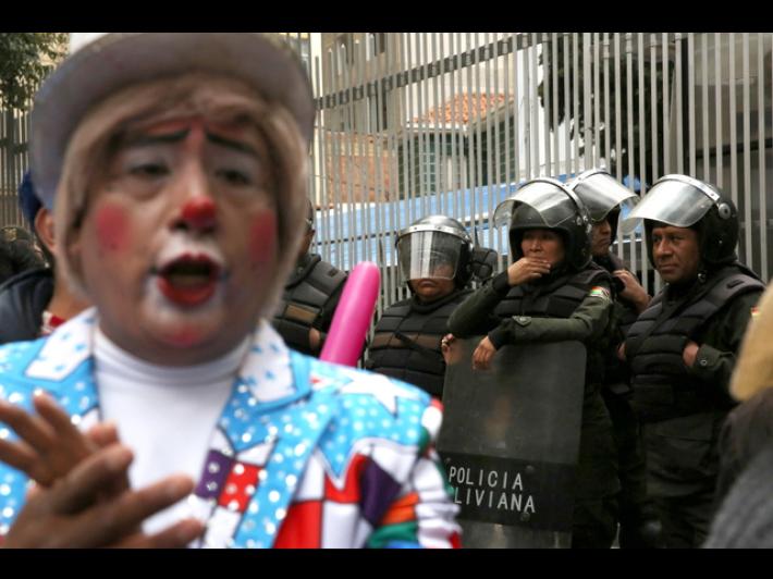 Bolivia, i clown in piazza contro il decreto che taglia le feste scolastiche