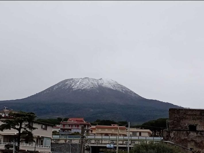 Temperature in forte calo, Vesuvio imbiancato fino a quote basse