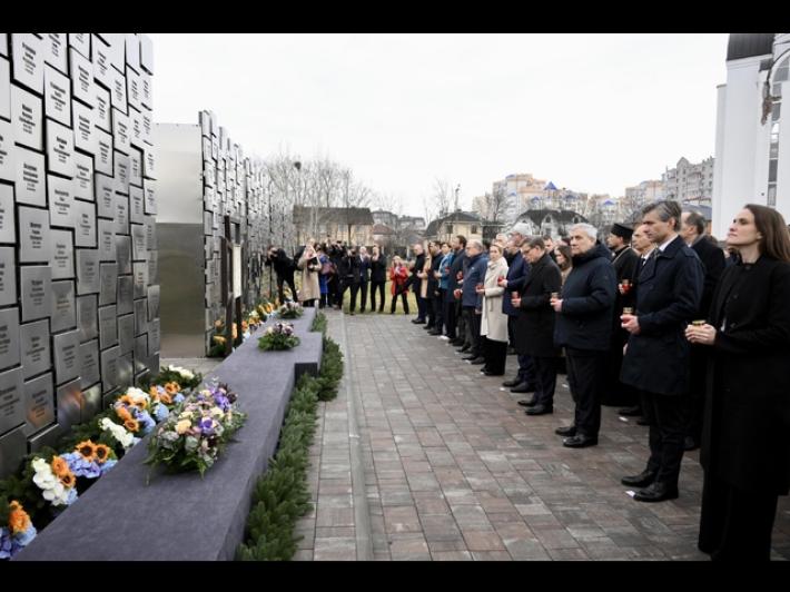 Ue e ministri degli Esteri Ue a Bucha, 'al fianco dell'Ucraina'