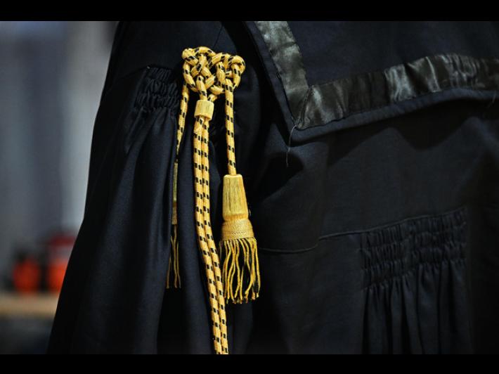 Bimbo ucciso a bastonate dal patrigno, mamma condannata a 30 anni