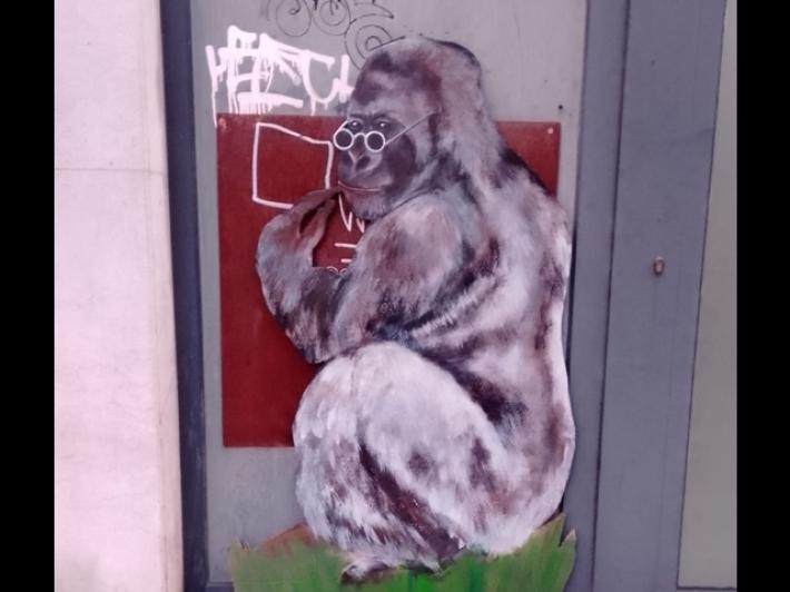 Per 1 Aprile provocazione del Banksy triestino, uno scimpanz&egrave; che scrive