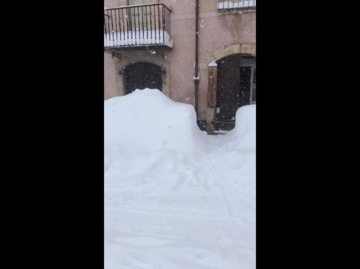 Un metro di neve, a Pescocostanzo resiste l'Alimentari Mannella