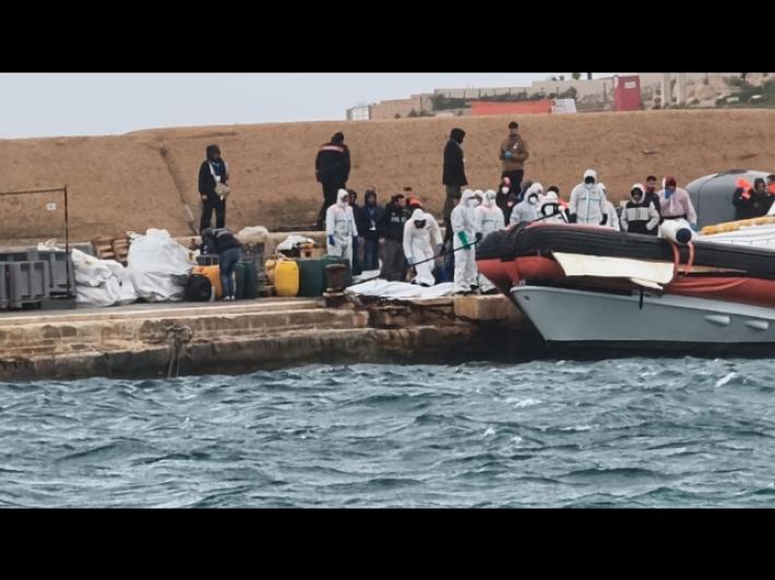 Migranti soccorsi: gommone partito dalla Libia, ci sarebbero 3 dispersi