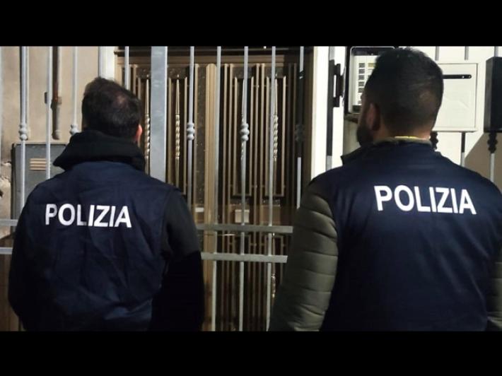 Estorcono a imprenditore 90mila euro, nove arresti