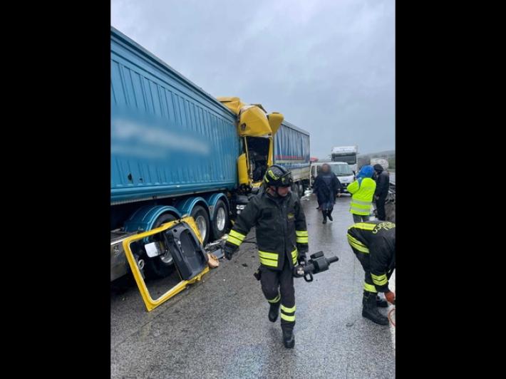 Tamponamento fra due tir blocca A14 un'ora e mezzo, restano 7 km di coda