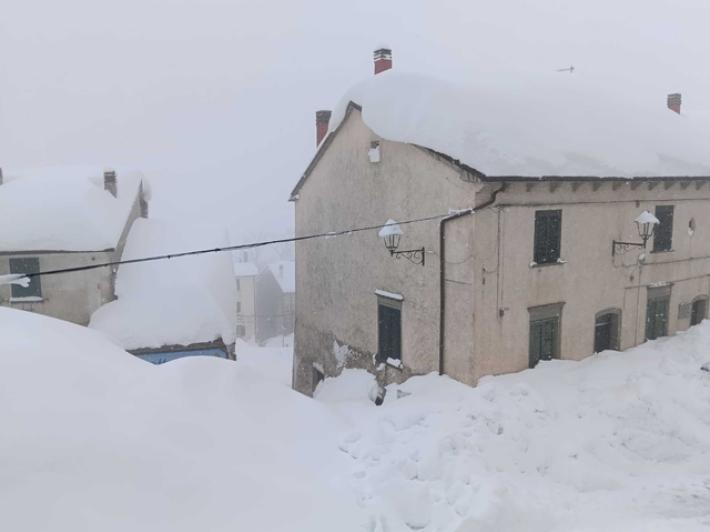 Tunnel nella neve per uscire di casa, Capracotta svela il suo volto fiabesco