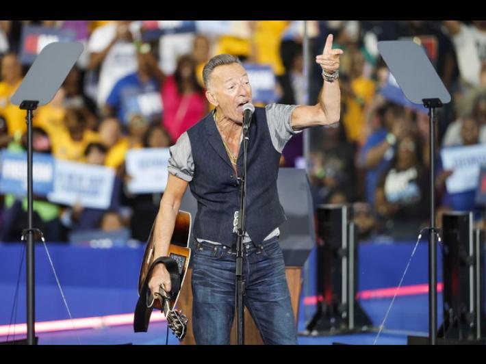 Trump attacca Springsteen, 'un perdente, sembra una prugna secca'