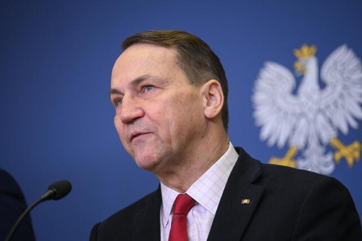 Sikorski: "Usa alleati ma consideriamo seriamente parole di Trump su Nato"