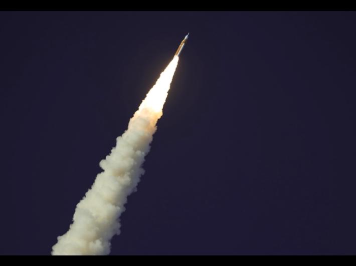 Artemis II lascia l'orbita terrestre, diretta verso la Luna