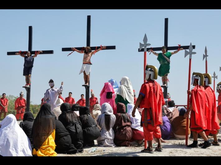 Nelle Filippine le fustigazioni del Venerd&igrave; Santo continuano ad attirare le folle