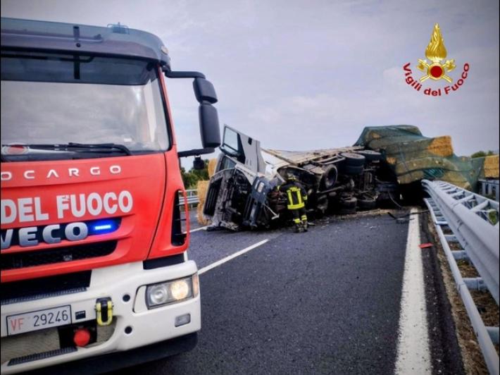 Tir carico di paglia si ribalta in A14, coda di 9 km verso Bari