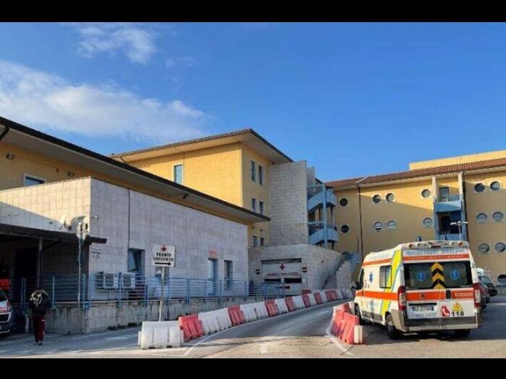 Aggredito con spranghe e bastoni nel parcheggio, 41enne in rianimazione