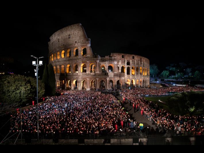 Via Crucis del Papa, chi decide le guerre ne risponder&agrave; a Dio