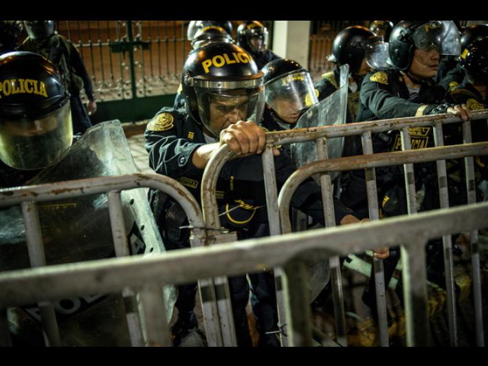 Per&ugrave;, almeno un morto e 47 feriti allo stadio di Lima