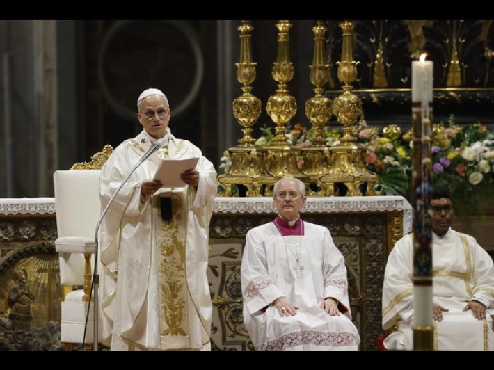 Il Papa nella basilica di San Pietro battezza dieci adulti