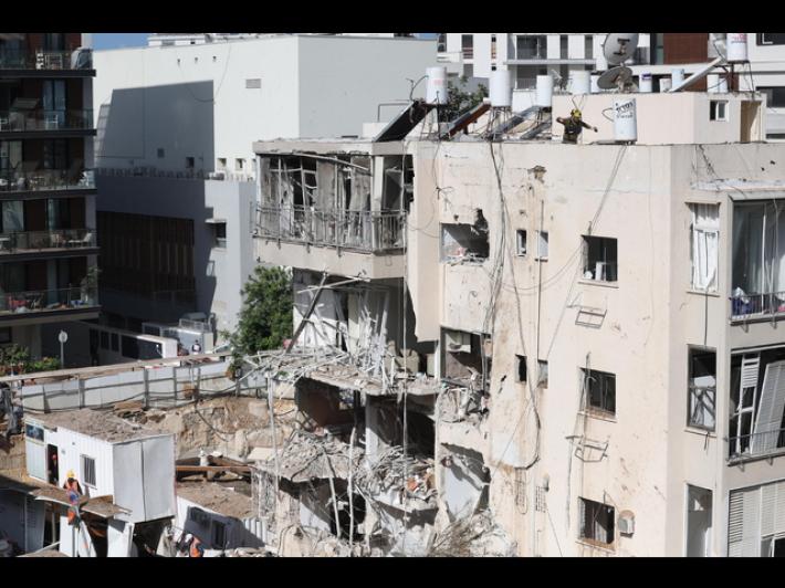 Missili israeliani sferzano il centro di Israele, ingenti danni e sei feriti