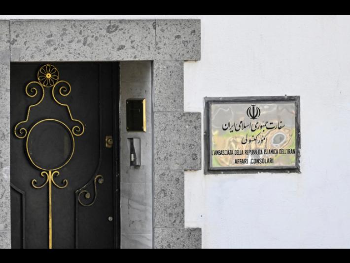 Protesta davanti all'ambasciata iraniana a Roma, lanciate uova sull'ingresso