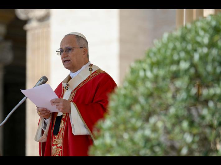 Il Papa, il mondo ferito da guerre e soprusi