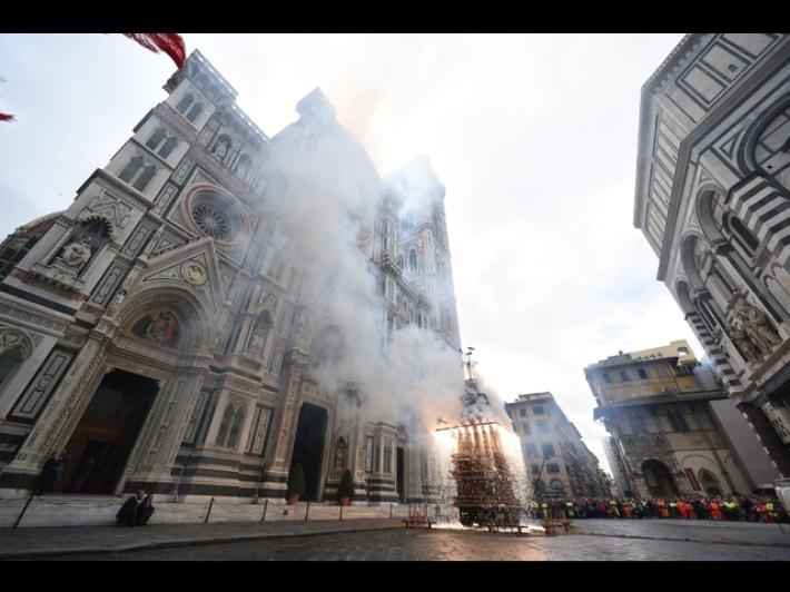 Scoppio del carro a Firenze, vola bene la 'colombina'