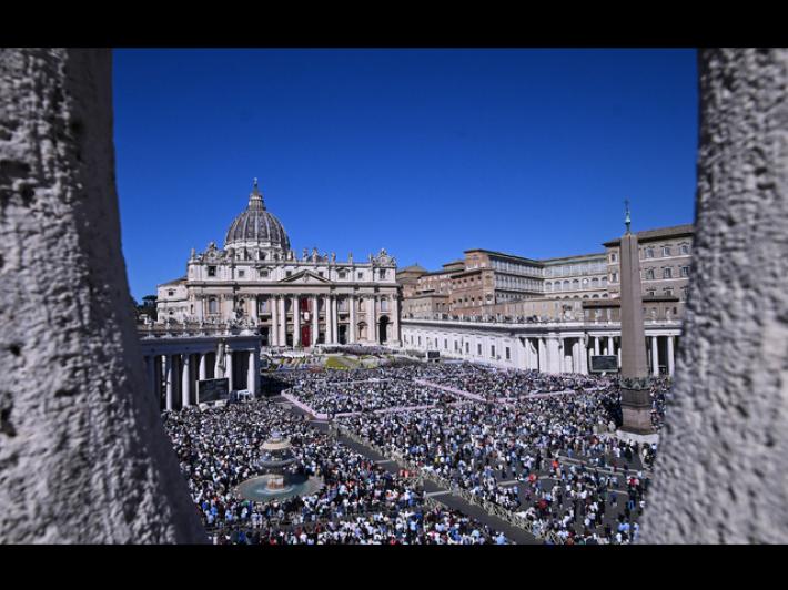Il Papa fa gli auguri di Pasqua in dieci lingue, anche arabo e cinese