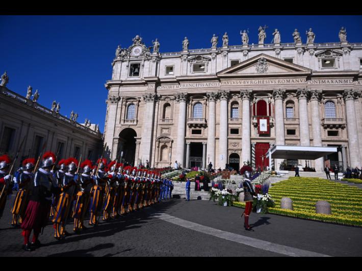 Il Papa a Piazza San Pietro in papamobile, saluta i fedeli