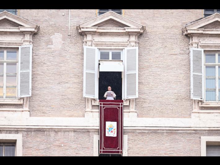 Il Papa, 'diamo speranza ai popoli tormentati dalla guerra'