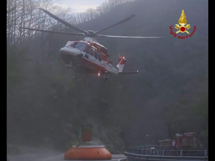 Incendio sull'Appennino Bolognese: fiamme estese per 40 ettari, Canadair anche dalla Toscana 